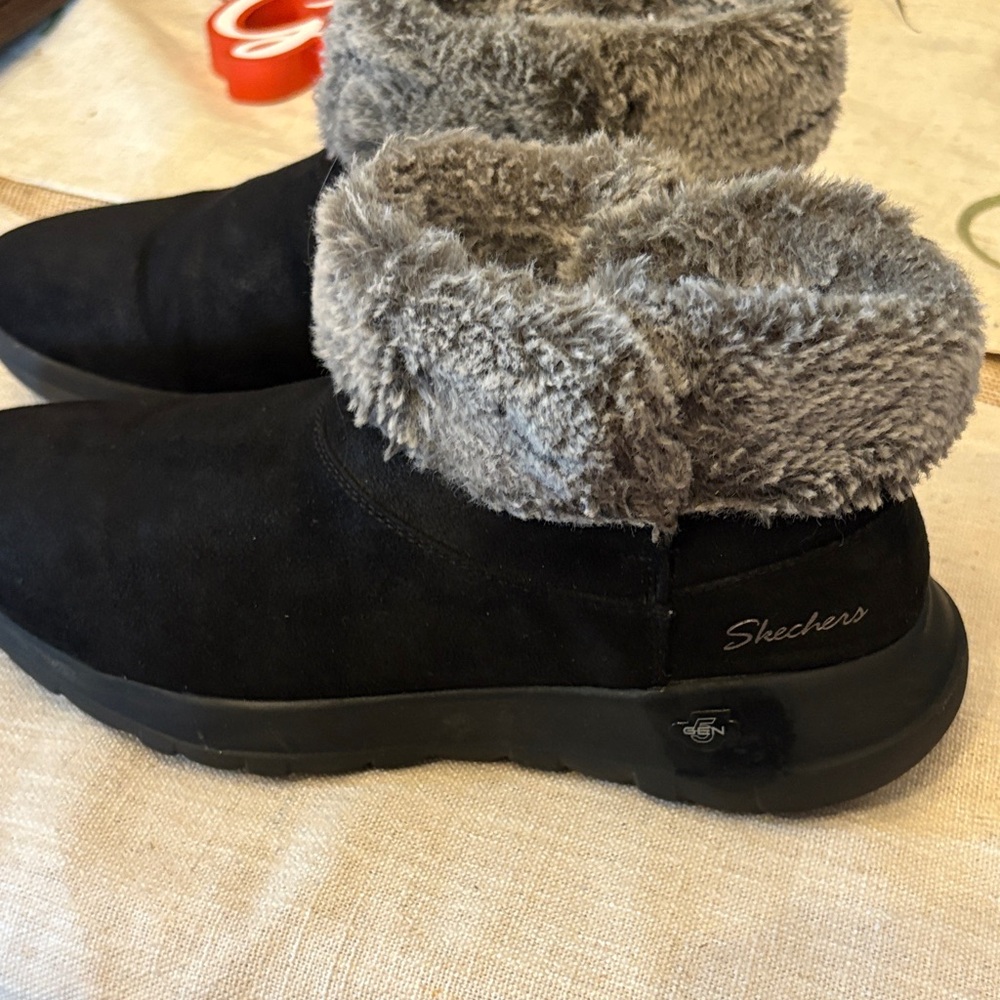 Skechers Women's Black Boots with Gray Fur